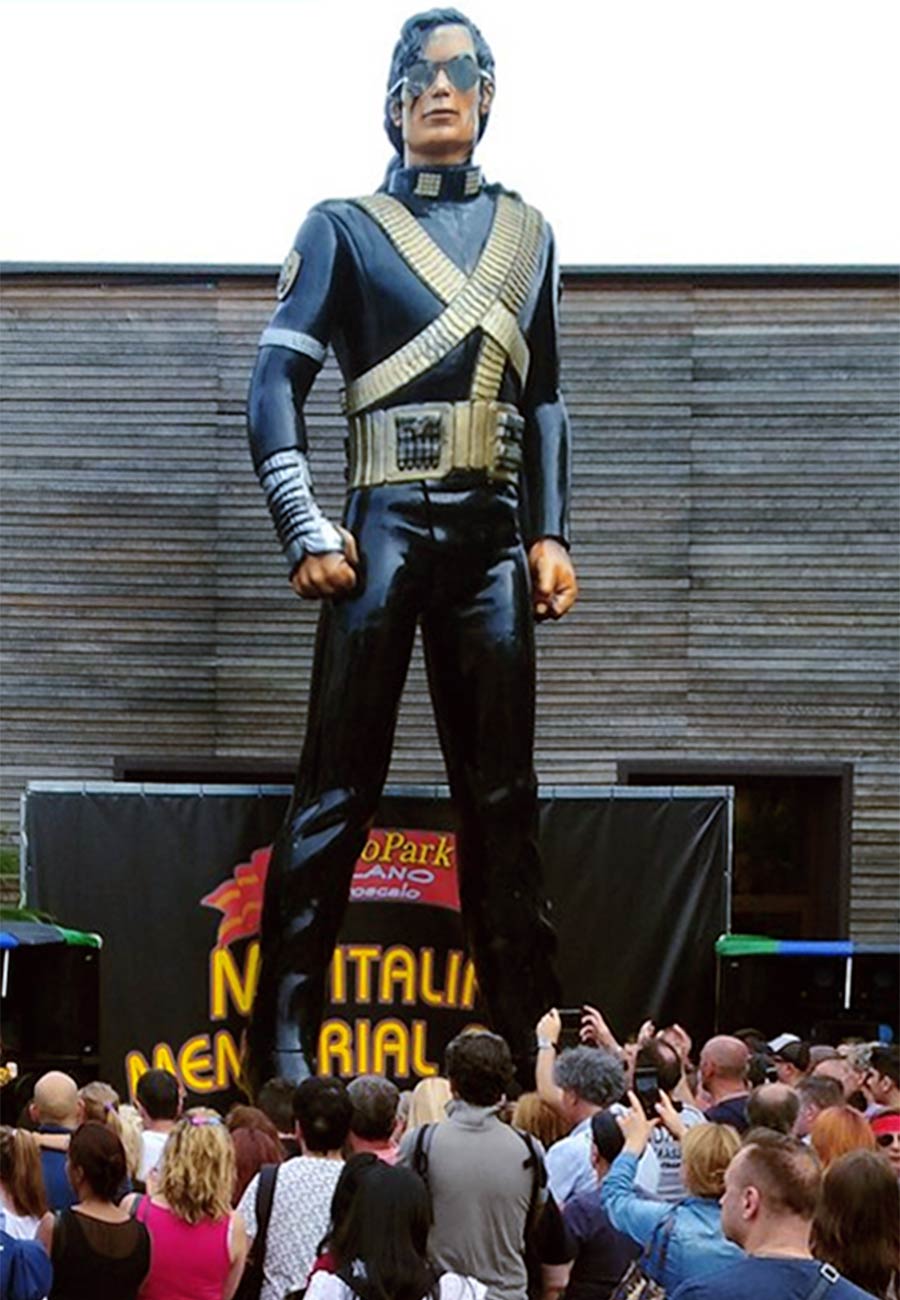 statua gigante di Michael Jackson a EuroPark Milano